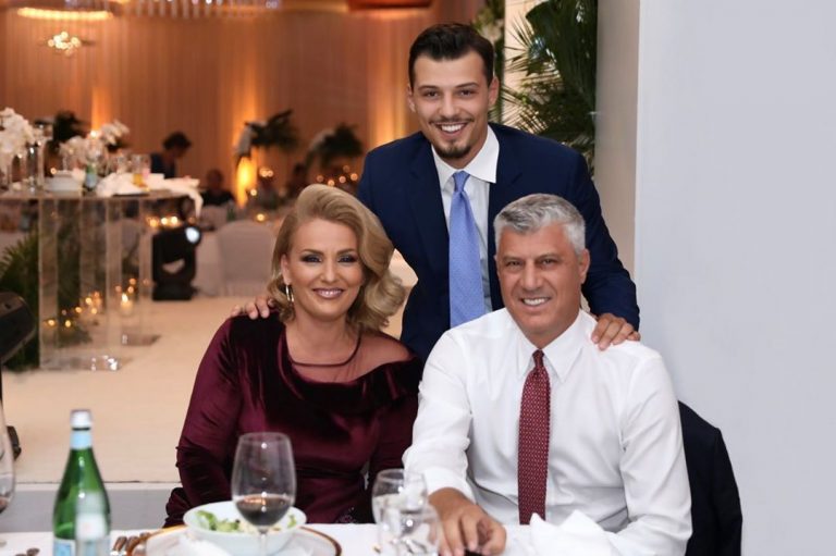 Endrit Thaçi publikon portretin familjar