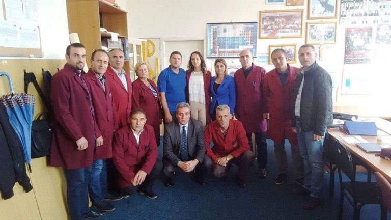 Mirjeta Rukolli viziton shkollën e saj fillore: Shumë kujtime të mira, shumë emocione