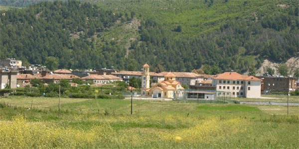 E tmerrshme: Djali vret babain me sëpatë në Memaliaj