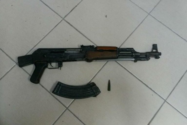 Duke e shikuar kombëtaren, 28-vjeçari qëllon me kallashnikov brenda lokalit