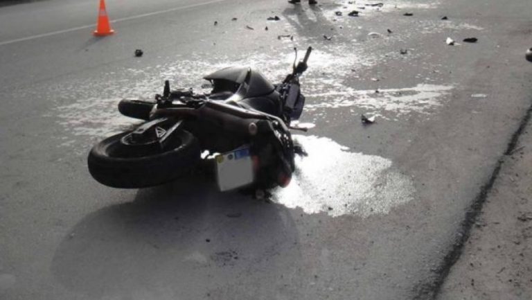 Aksident në Skenderaj, motoristi përplaset me një veturë