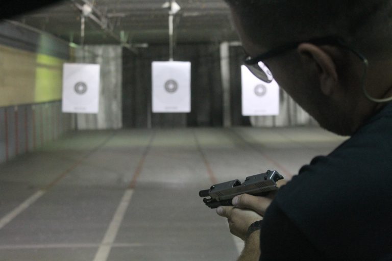6 politikanëve kosovarë nuk iu është vazhduar leja për armëmbajtje