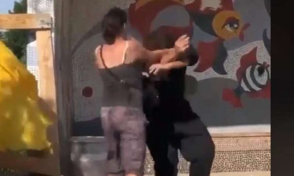 Gruaja e rreh burrin në mes të rrugës, arsyeja është qesharake