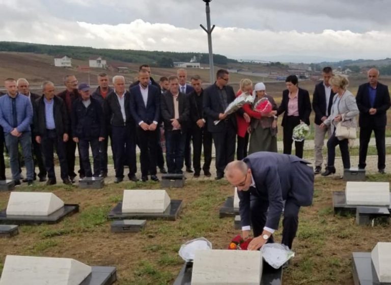 Bekim Haxhiu bën homazhe tek varri i Lec Gradicës