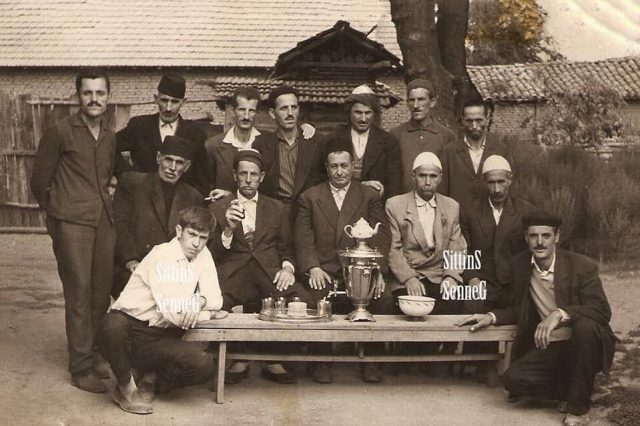 Fotografi e rrallë e familjes së njohur nga Vushtrria duke pirë çaj