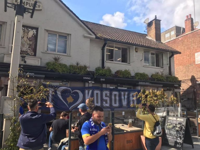 Dardanët dekorojnë rrugët në Angli (FOTO)