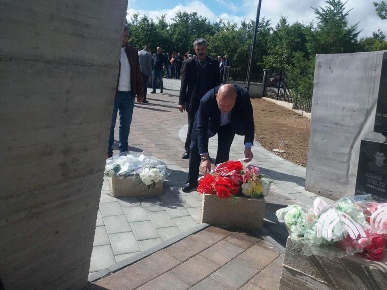 Isa Xhemajlaj nderon dëshmorët e Abrisë