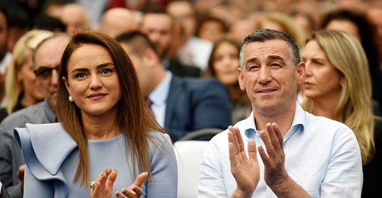 Bashkëshortja e Kadri Veselit, paraqitjet e saj me shumë stil dhe plotë sharm!