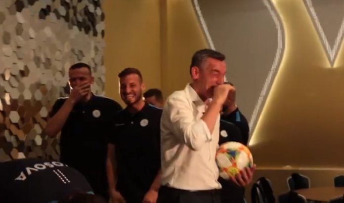 “Thojshin që ka me na mujtë Çekia” – shpërthen e qeshura tek Veseli dhe lojtarët e Kosovës (VIDEO)