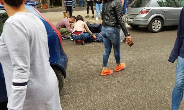 Aksident në qendër të Prishtinës, vetura godet një fëmijë