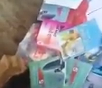 Ndodh edhe kjo në Mitrovicë: I gjuajnë librat e shkollës në kontejnerë (VIDEO)
