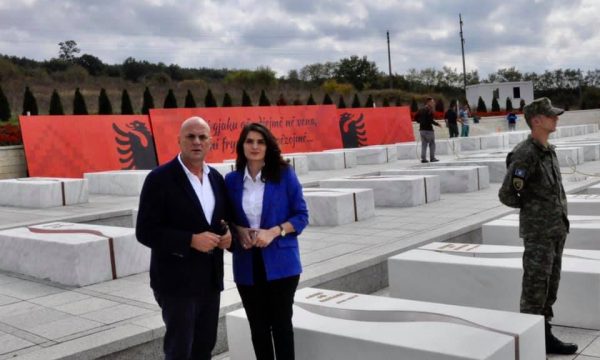 Marigona Geci e nisë fushatën duke vizituar varret e Ibrahim Rugovës e Adem Jasharit