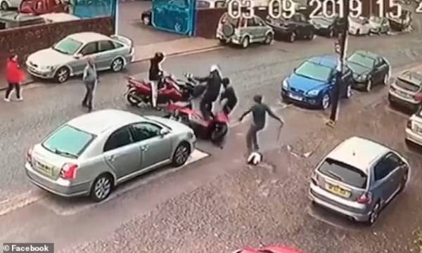 Mundohen t’ia vjedhin motoçikletën, shikoni se si ky person lufton trimërisht tre hajna