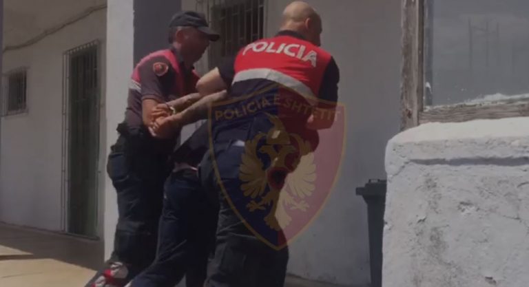 U premtuan ndihmë refugjatëve, por i dhunuan, pranga 5 shqiptarëve