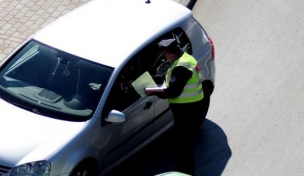 Nuk është më si dikur: Polici kosovar arreston një person pasi deshi t’i jap ryshfet