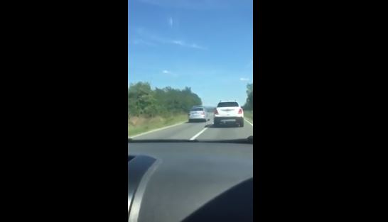 Rregullat nuk vlejnë për Policinë e Kosovës, tejkalojnë disa vetura në vijë të plotë
