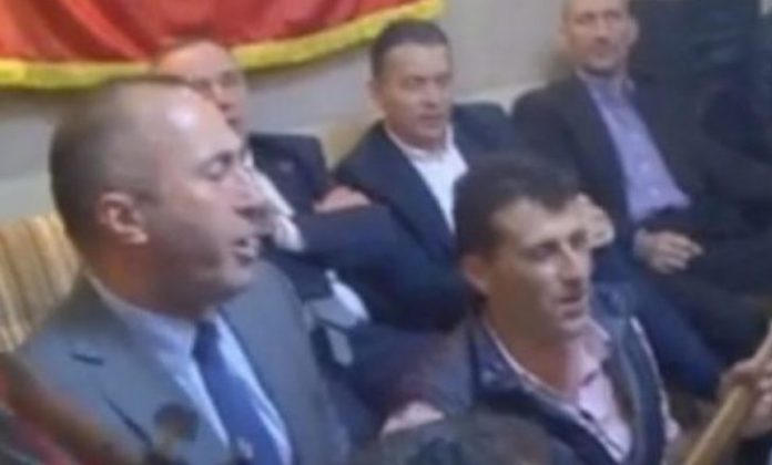 I shoqëruar nga këngëtari i njohur, Haradinaj ia krisë këngës: O moj Kosovë, o moj bukuroshe