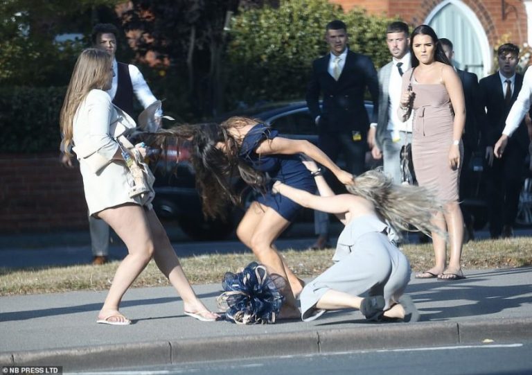 Plas sherri mes grave, tërheqje zvarrë për flokë