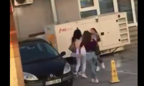 Incizohet përleshja mes vajzave para ish-objektit të Gjykatës
