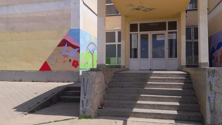 Motrat e rrahin një nxënës në Prishtinë, polici që ndërhyn e pëson keq nga vëllai i tyre