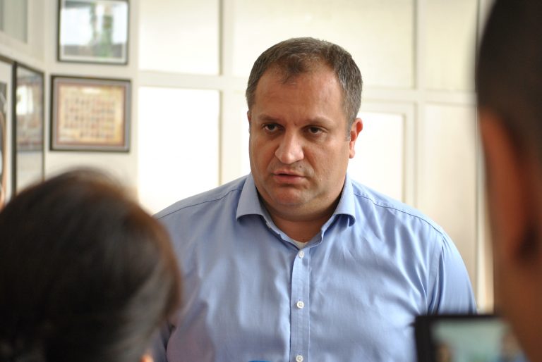 Pasi që iu arrestua zyrtarja, fletë Shpend Ahmeti