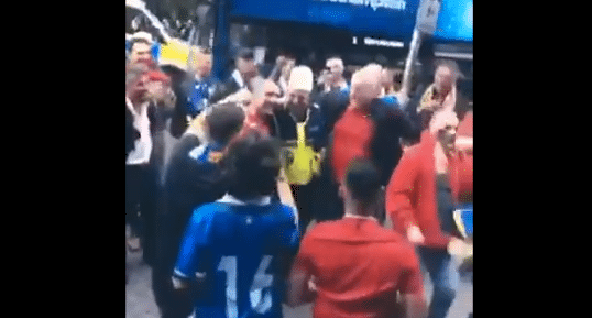 Polici anglez, me plis në kokë, i bashkohet festës së kosovarëve