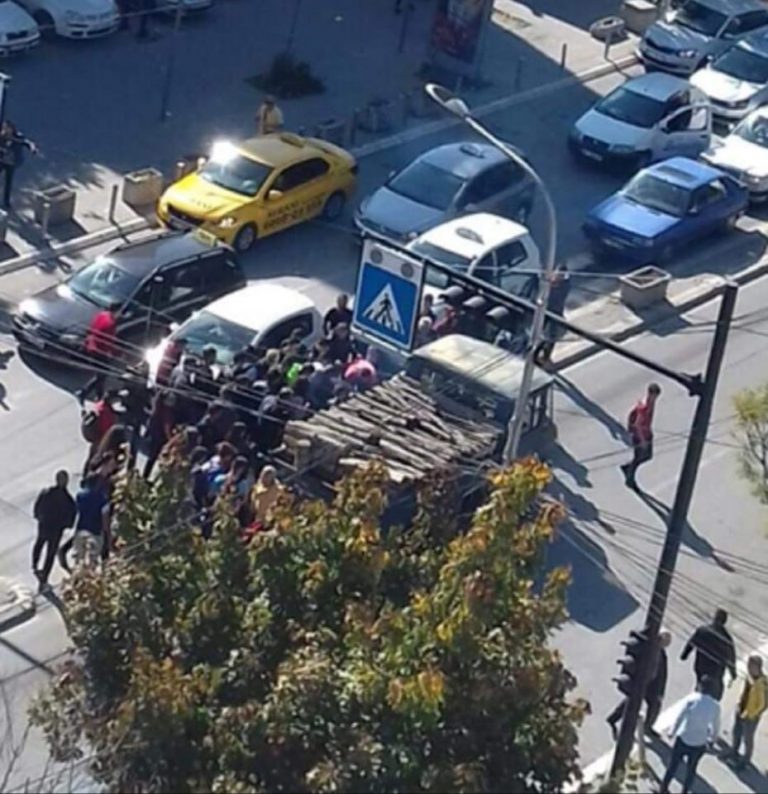 Një nxënës në Mitrovicë goditet në zebra nga një kamion
