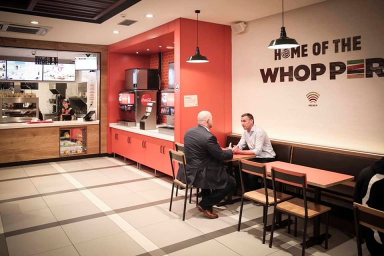Kadri Veseli së bashku me ish Kreun e Drejtësisë së Administratës Trump, hanë bashkë Burger King (Foto)