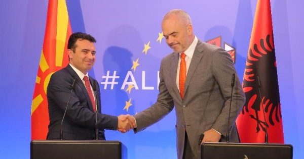 Edi Rama në pozitë qesharake pas vendimit të Zaevit për zgjedhje