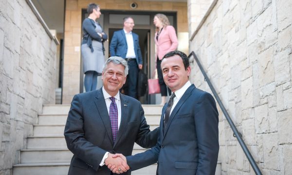 Kosnett në Vetëvendosje për të mësuar ku kanë shkuar bisedimet me LDK’në për krijimin e Qeverisë