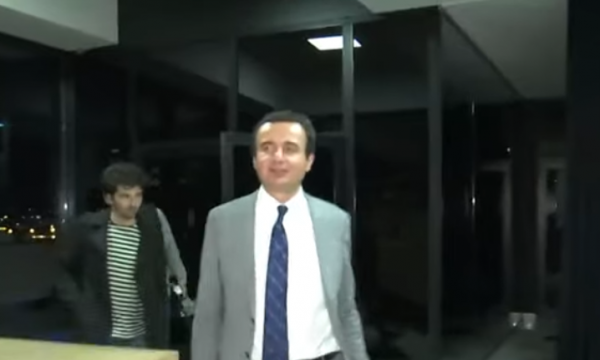 Momenti kur Kurti kalon pranë Haradinajt dhe nuk i flet (VIDEO)