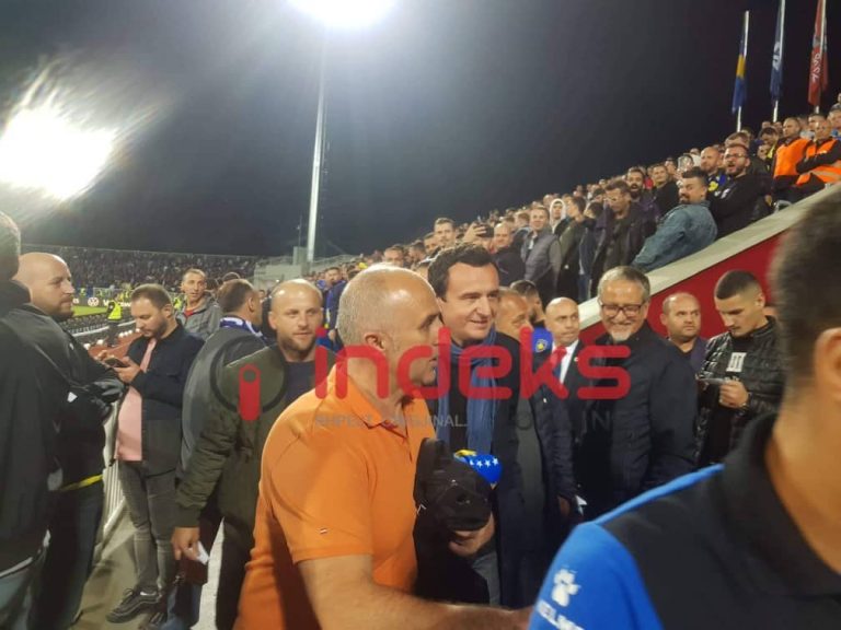 Kurti në “Fadil Vokrri” për ta përcjellur ndeshjen, zgjedh ulëset në lindje jo ato VIP!  (FOTO)