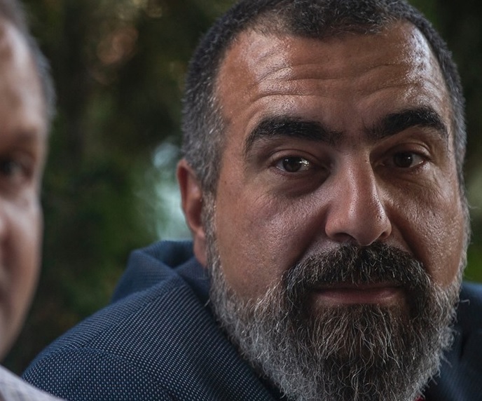 Fisi reagon i dëshpëruar: Rrebel i leshit, qasi jam
