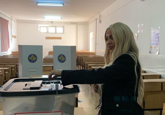 Voton edhe Fjolla Morina, kështu duket në vendvotim
