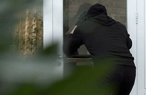 Si në filma: Hajnat lidhin pronarin e shtëpisë, e kërcënojnë me armë e i marrin para