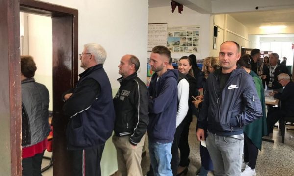 Kolona në rrugë, shkollat plot