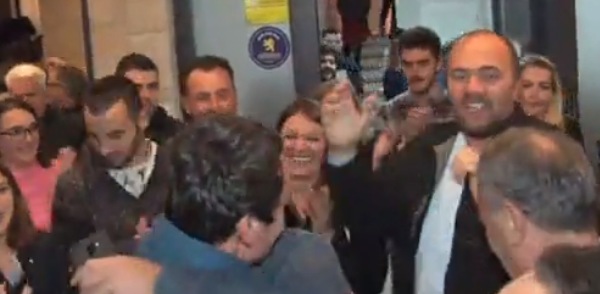Albin Kurtin arrin tek selia e partisë, pritet me brohoritje