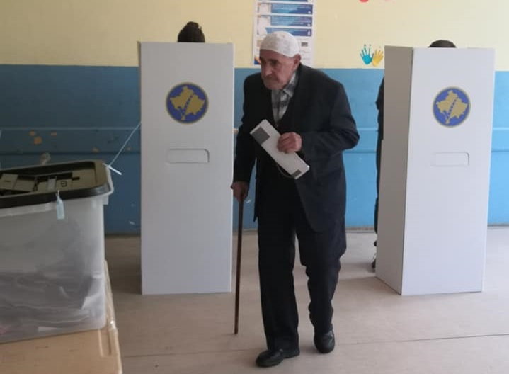 Në Skenderaj, voton plaku 90 vjeçar