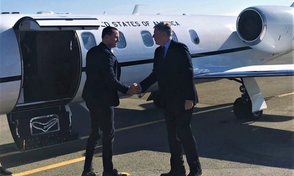 Publikohen fotot e takimit të Emisarit të Trump me Kurtin, Osmanin, Veselin e Haradinajn