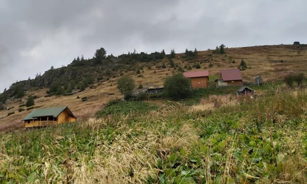 Podgorica u jep ultimatum kosovarëve që t’i rrëzojnë stanet brenda territorit malazez