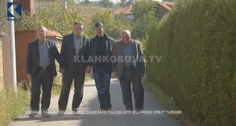 Takimi i dy familjeve shqiptare pas 100 vjetëve largimi drejt Turqisë