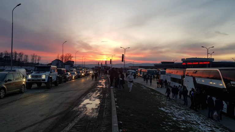 Mërgimtarët presin deri në 4 orë në Merdare (VIDEO)