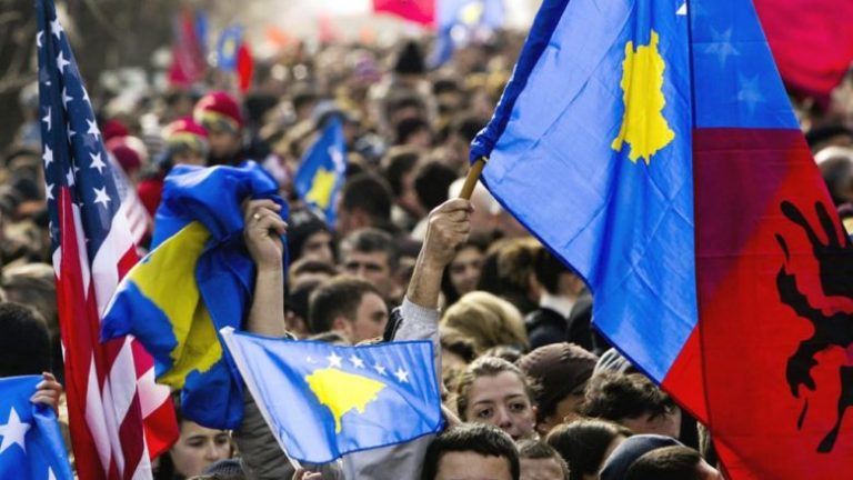 Në 12 vjetorin e pavarësisë, Kurti për herë të parë bën homazhe te varri i ish-presidentit Rugova