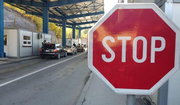 Mërgimtarët shqiptarë që po vinin në Kosovë mbesin të bllokuar në Jarinje