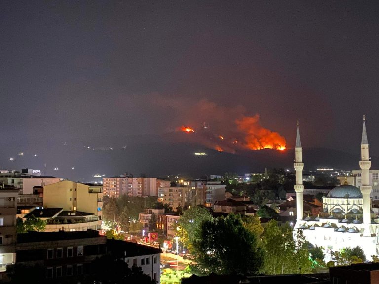 Mitrovicë: Vazhdon përhapja e zjarrit në Kodrën e Cërrnushës