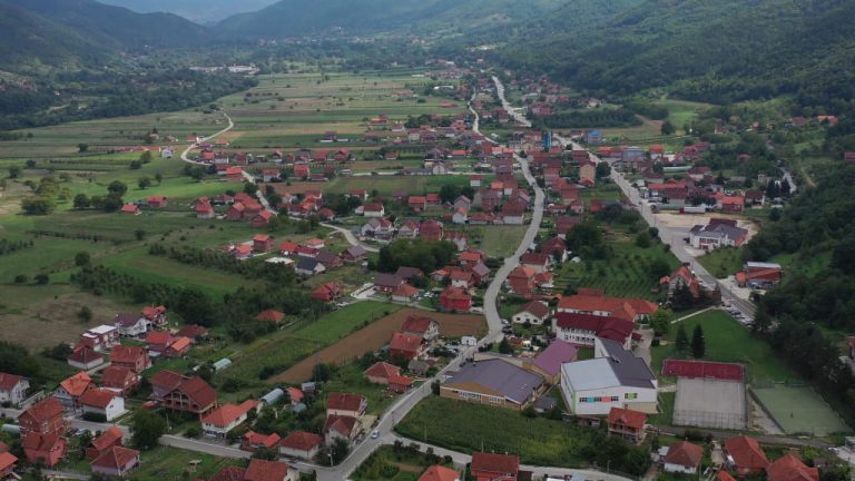 “Nuk ka dorëzim, letërnjoftimi serb mbetet”, në Zubin Potok gjenden pankarta me këtë mbishkrim