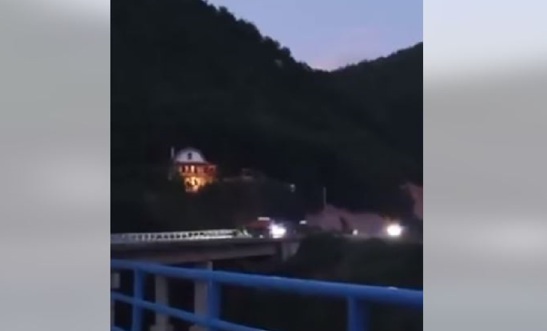 Publikohen pamje/ Momenti kur Policia e Kosovës sulmohet me armë zjarri në veri