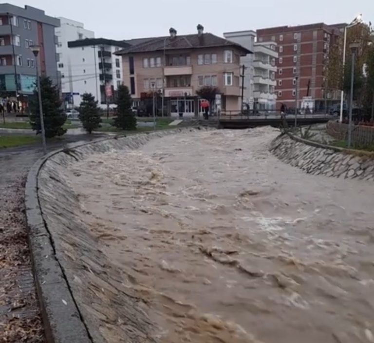 Lumi Klina në Skenderaj, afër pikës maksimale (FOTO)