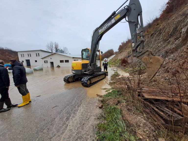 Vërshimet në Skenderaj, del në teren kryetari Fadil Nura: Maksimalisht po bëjmë më të mirën e mundshme (FOTO)