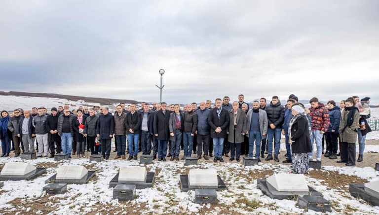 Sami Lushtaku e Fadil Nura  në Marinë të Skenderajt përkujtojnë 41 dëshmorët e lirisë me rastin e rënies në betejën e Pashtrikut (FOTO)